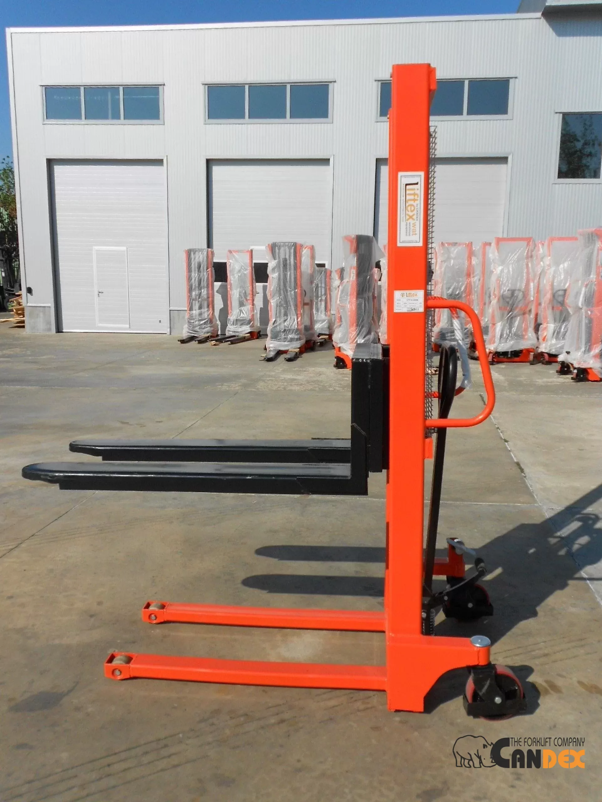 stivuitor manual cu catarg 1500 kg ridicare la 1.6 m pentru dubita camion tir